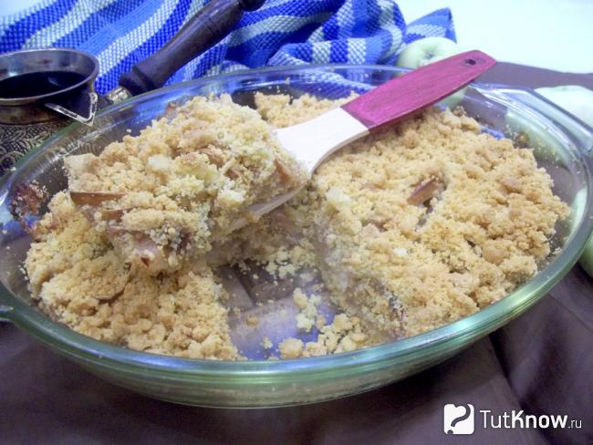 Готовый песочный пирог с яблоками