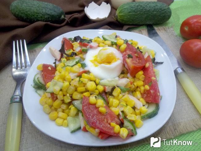 Готовый салат с кукурузой, крабовыми палочками, помидорами и яйцом-пашот