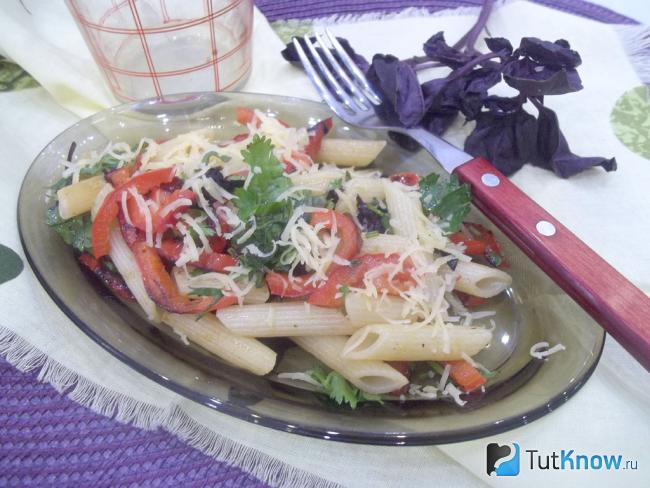Готовый теплый салат из макарон, сладкого перца и сыра