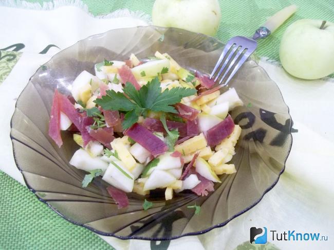 Готовый салат с хамоном, сыром и яблоками