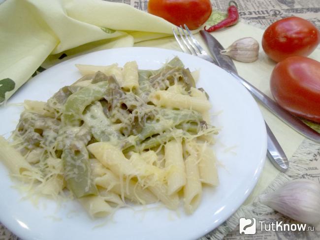 Готовые макароны со спаржей и сыром