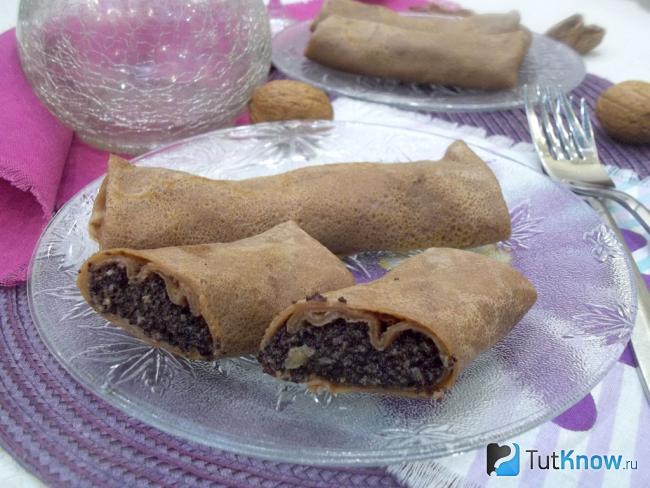 Готовые шоколадные блины с маком и орехами