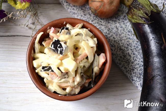 Салат из баклажанов с яйцом и луком крупным планом