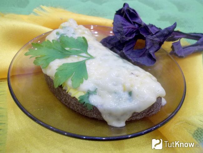 Готовый горячий бутерброд с кукурузой и сыром
