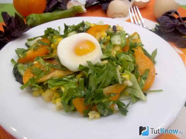 Готовый салат с капустой, кукурузой и яйцом-пашот