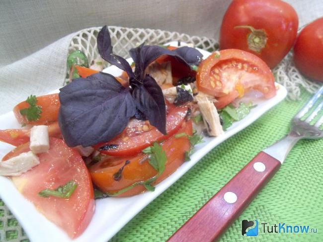 Готовый салат с курицей, помидорами и зеленью