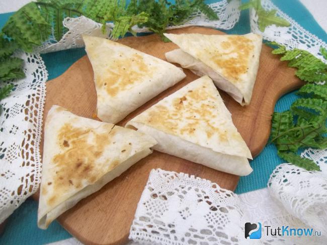 Готовые треугольники из лаваша с курицей