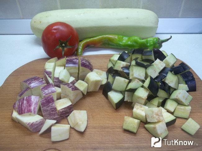 Баклажаны нарезаны кубиками