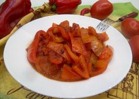 Тушеный болгарский перец с помидорами