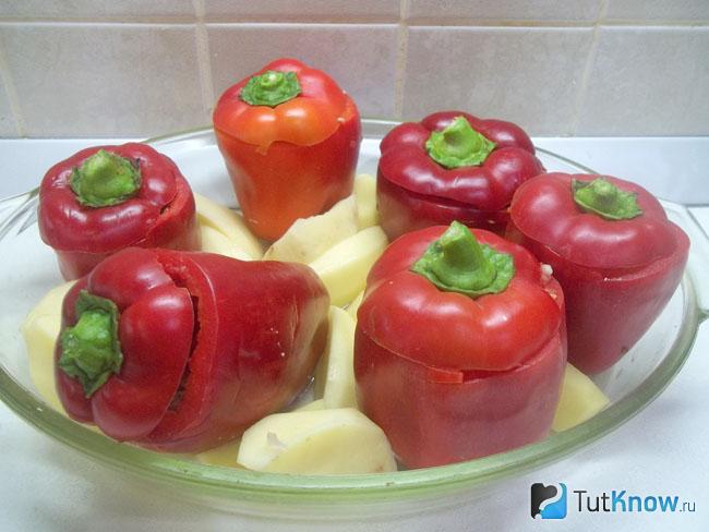 Между перцев уложены дольки картофеля и гемиста отправлена в духовку