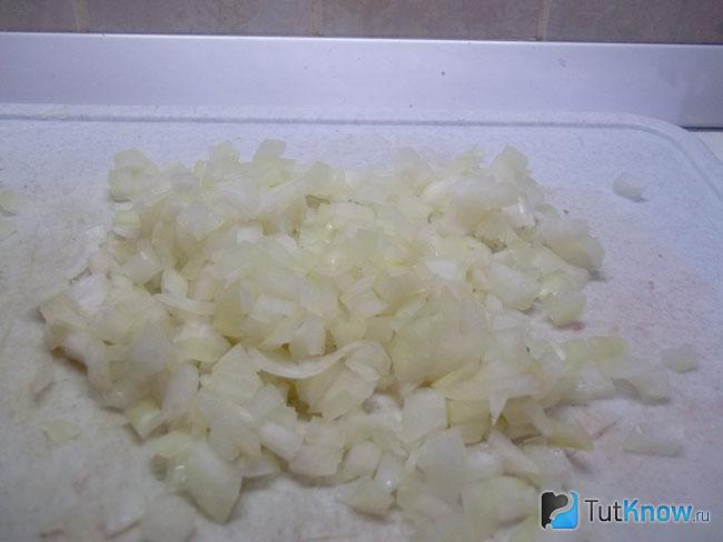 Репчатый лук нарезан кубиками