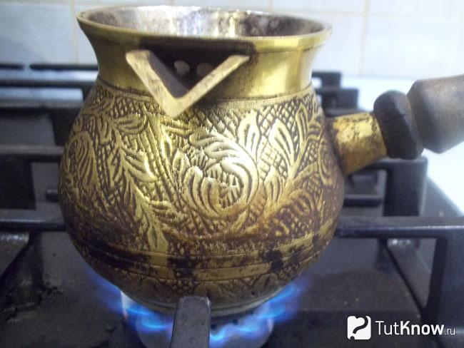 Кофе варится на плите