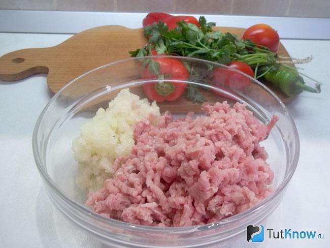 Мясо и лук перекручены на мясорубке