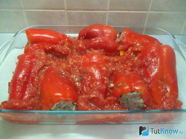 Перцы залиты томатным соусом