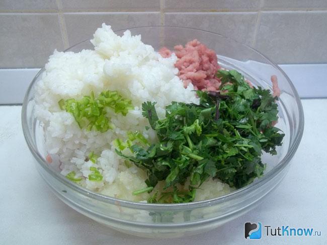 К мясу добавлен рис, нарезанная зелень и острый перец