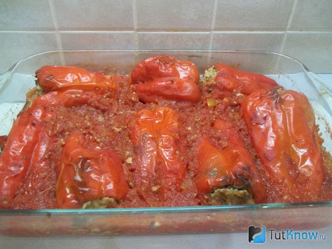 Готовый запеченный перец, фаршированный мясом и рисом