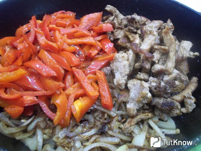 Лук, мясо и перец соединены в одной сковороде