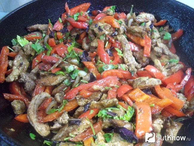 Готовое рагу из свинины с перцем и луком