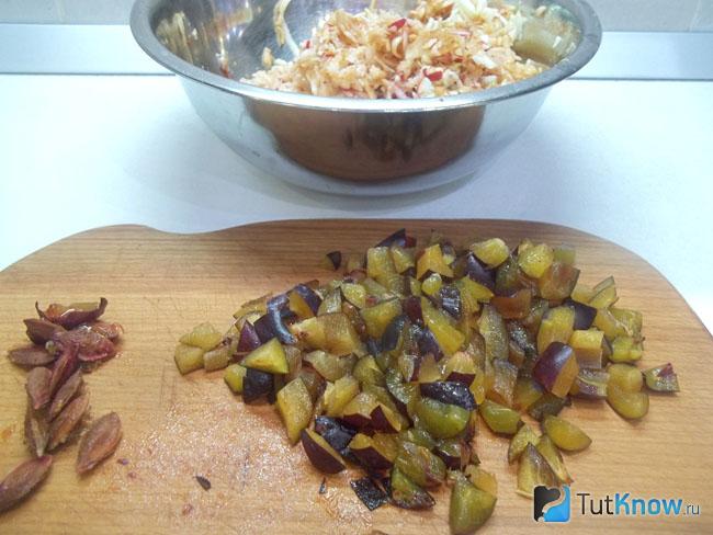 Сливы нарезаны кусочками