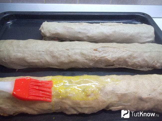 Рулеты смазаны яйцами