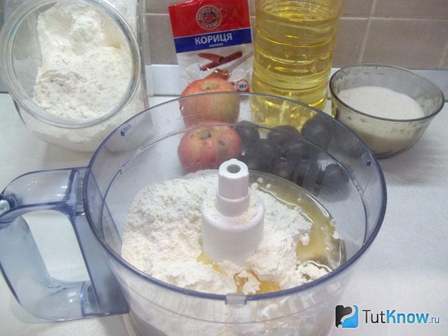 В кухонный комбайн налито масло