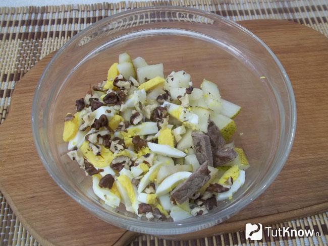 Готовый салат с грушами, яйцами и орехами
