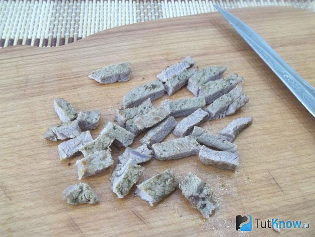 Отваренное мясо нарезано кубиками