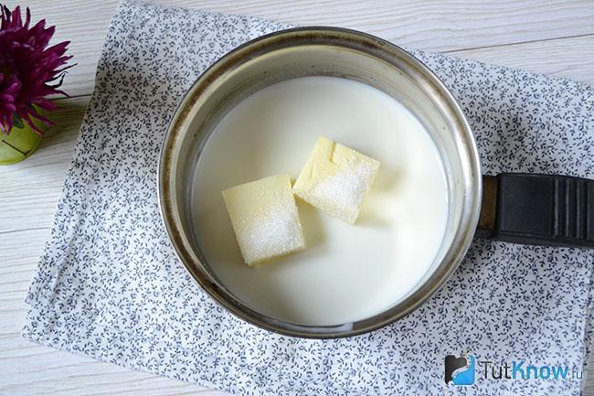 Ковшик со сливочным маслом и молоком