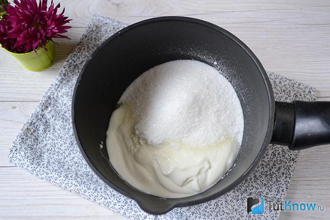 Ковшик с сахаром, сметаной и кукурузным крахмалом