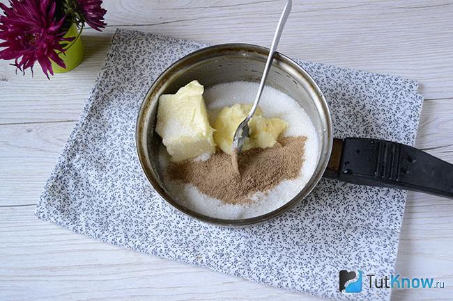 Ковшик со сливочным маслом, корицей и сахаром