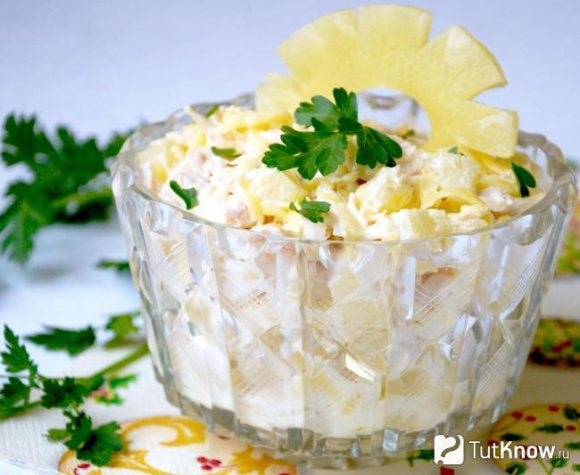 Салат с ананасами и сыром Парменталь