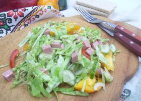 Салат с колбасой, капустой, помидорами и огурцами