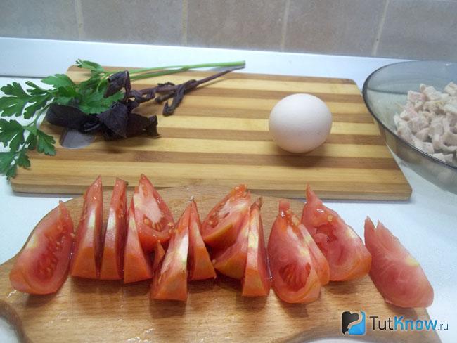 Помидоры нарезаны дольками