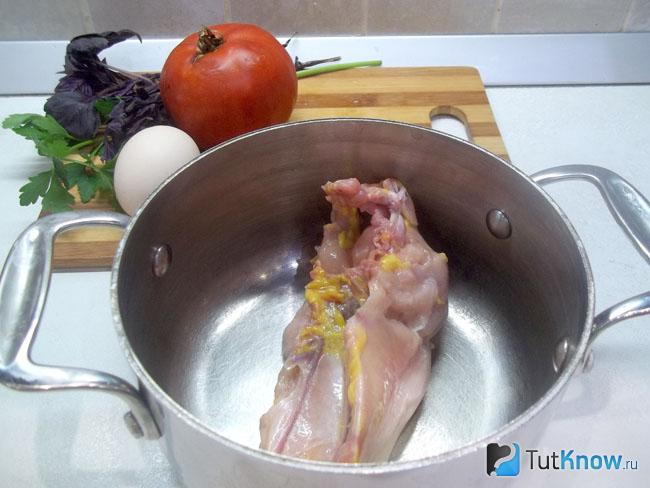 Курица вымыта и отправлена в кастрюлю