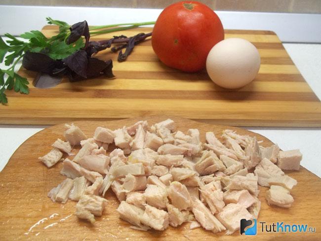 Курица отварена и нарезана