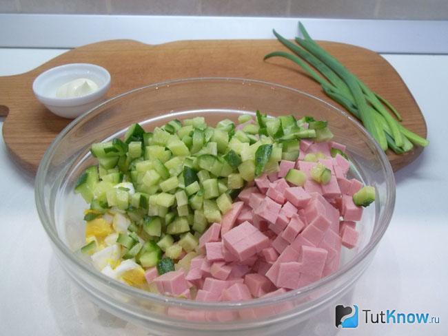 Огурцы нарезаны кубиками