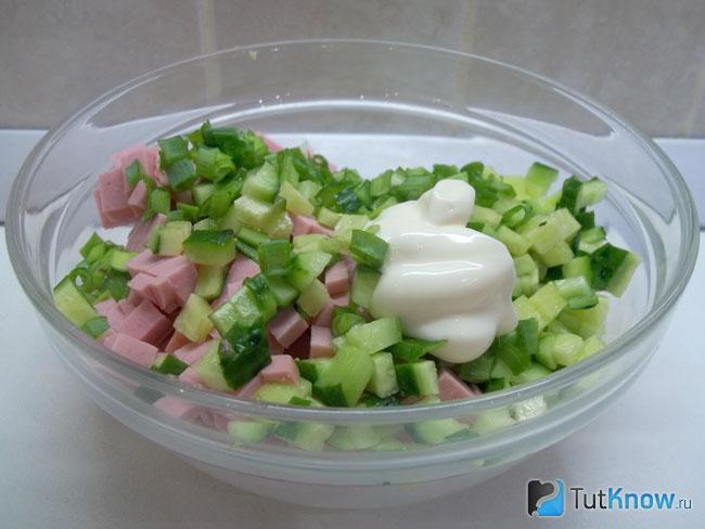Продукты соединены в миске и заправлены майонезом