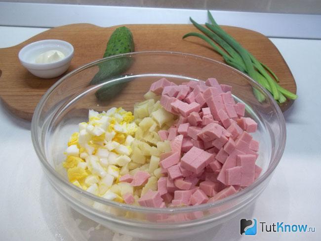Колбаса нарезана кубиками
