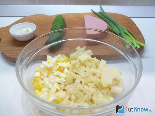 Отваренный картофель и яйца очищены и нарезаны кубиками