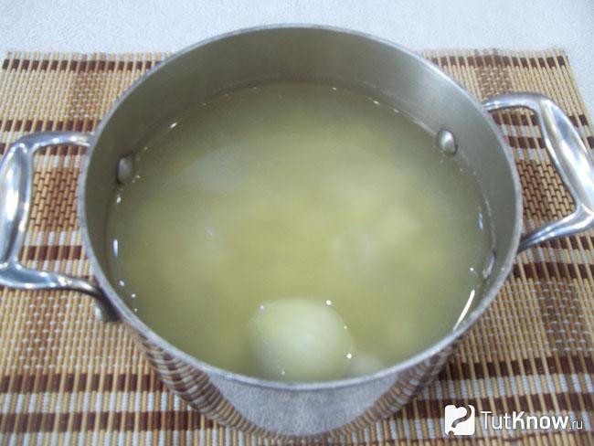 В кастрюлю добавлена луковица и продукты залиты водой