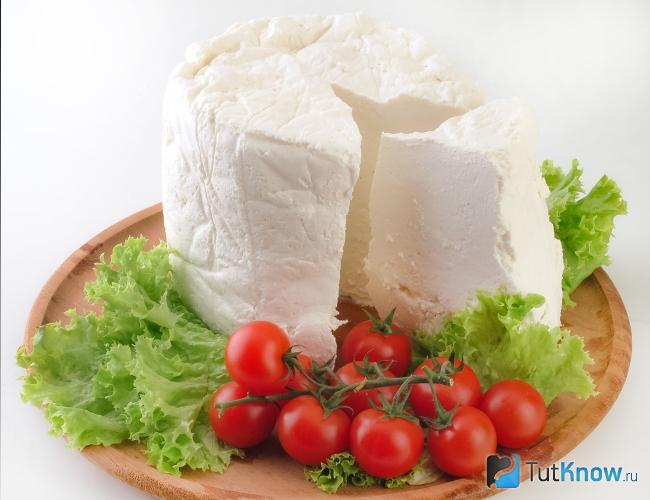 Головка сыра Анари с овощами