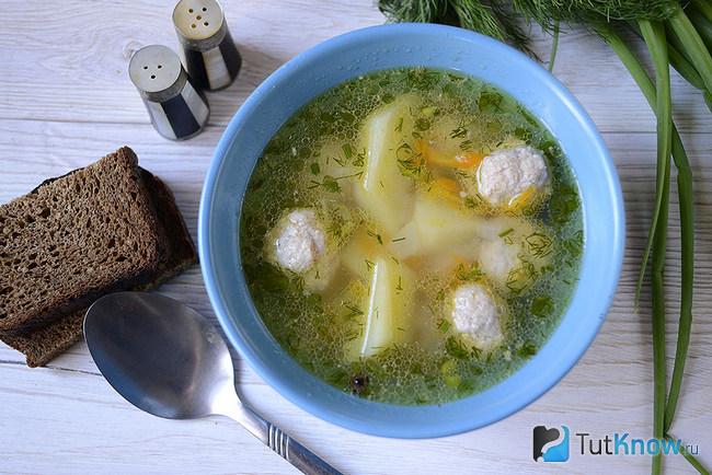 Порция картофельного супа с фрикадельками