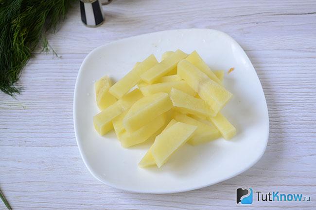 Резаный картофель на тарелке