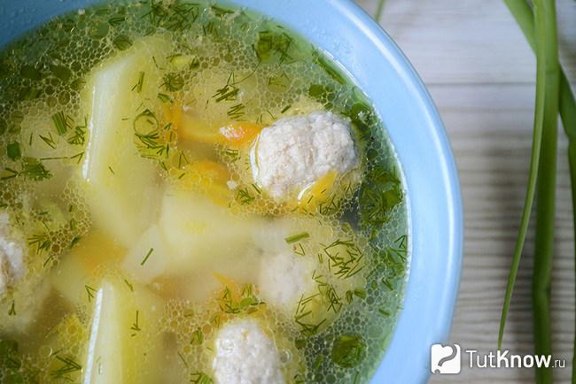 Картофельный суп с фрикадельками готов к употреблению