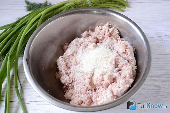 Мясной фарш посыпан солью