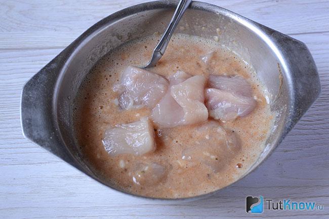 Куриное филе маринуется в соусе