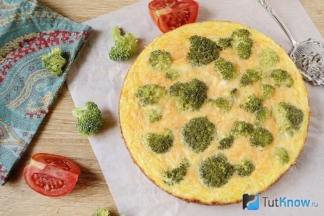 Киш с брокколи и морковкой подан к столу