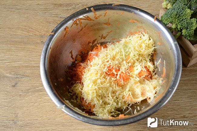 Тертый сыр добавлен к кабачкам и моркови
