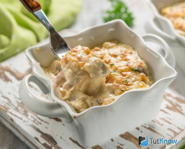Курица в сырно-грибном соусе