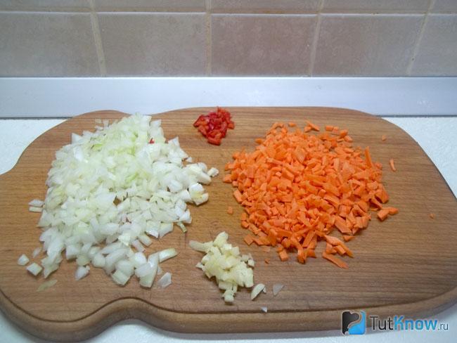 Репчатый лук и морковь нарезаны кубиками